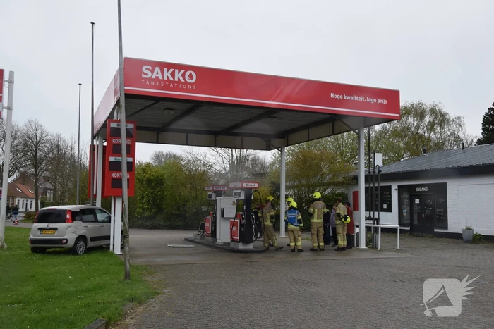 Automobilist rijdt pompinstallatie omver