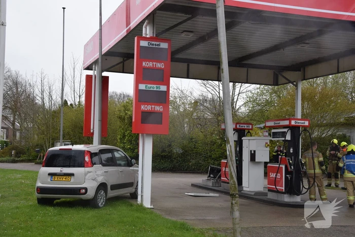 Automobilist rijdt pompinstallatie omver
