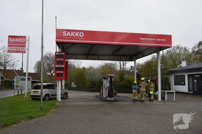 Automobilist rijdt pompinstallatie omver