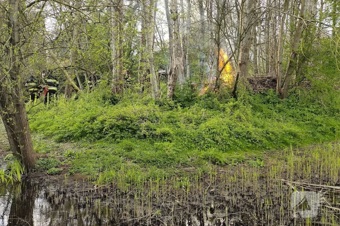 Flinke vlammen bij brand in boomwal