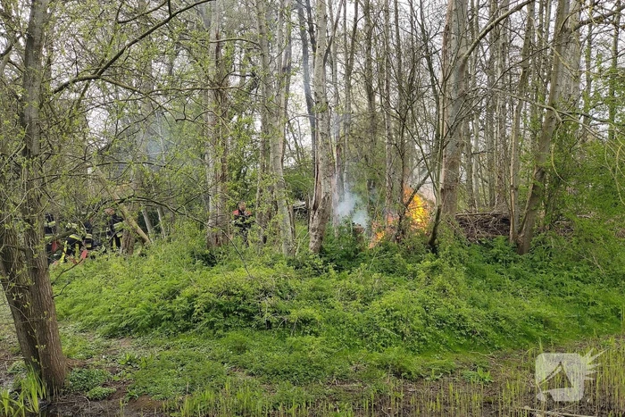 Flinke vlammen bij brand in boomwal