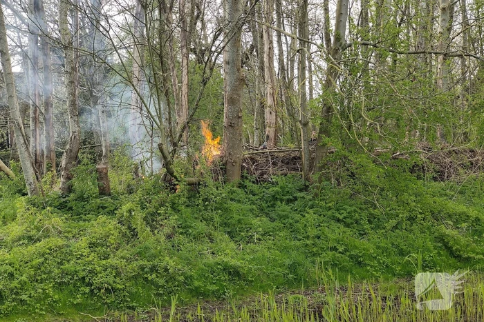 Flinke vlammen bij brand in boomwal
