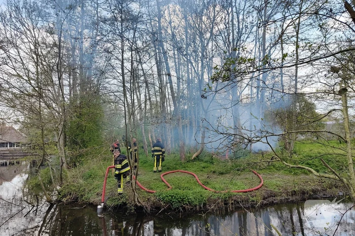 Flinke vlammen bij brand in boomwal
