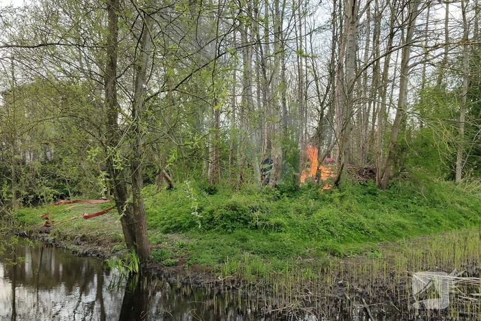 Flinke vlammen bij brand in boomwal