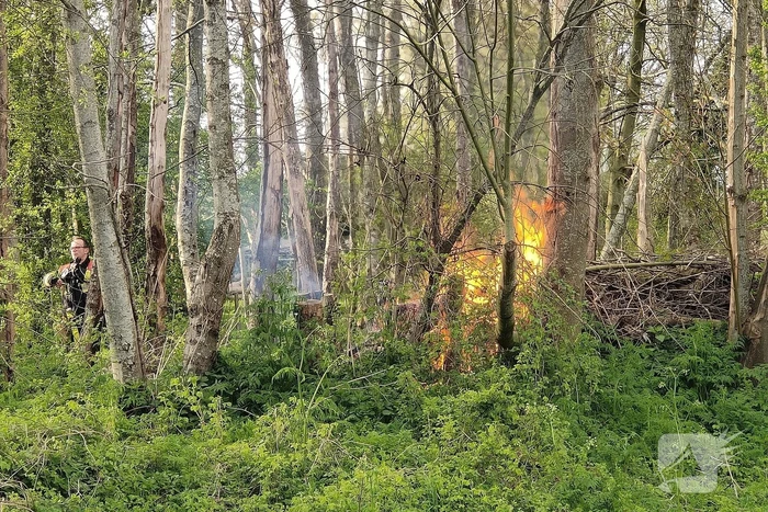 Flinke vlammen bij brand in boomwal