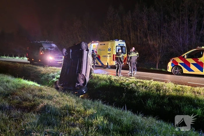 Automobilist crasht de greppel in
