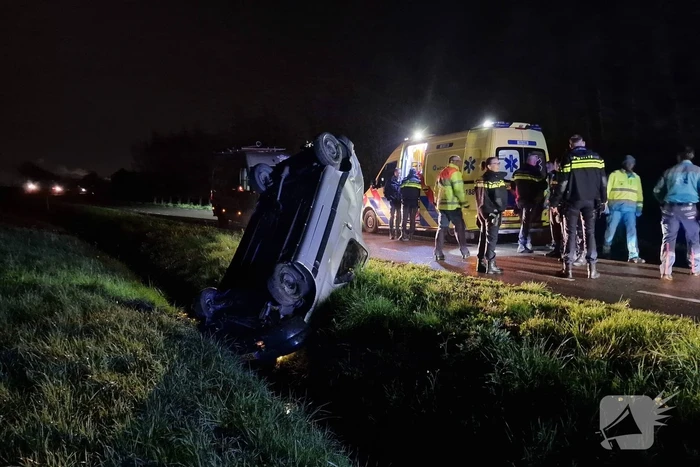 Automobilist crasht de greppel in