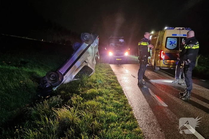 Automobilist crasht de greppel in