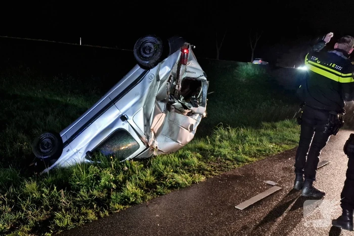 Automobilist crasht de greppel in
