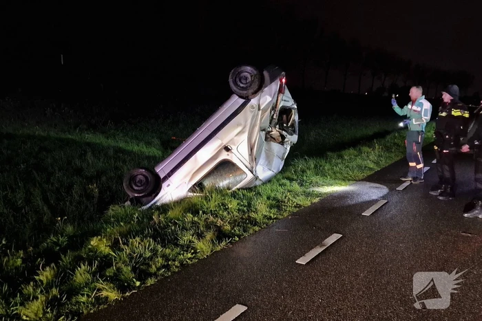 Automobilist crasht de greppel in