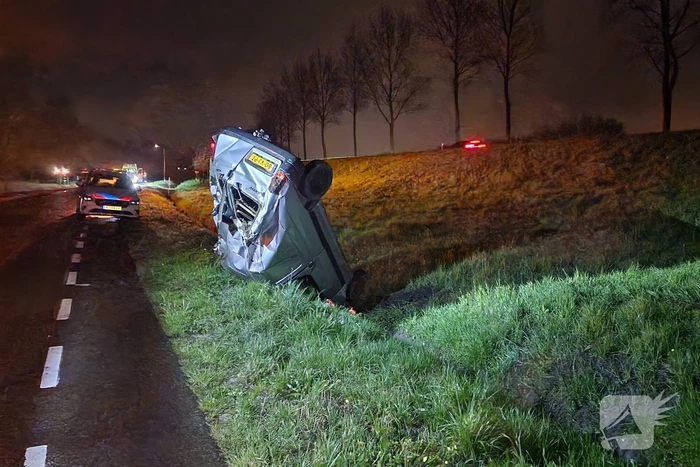 Automobilist crasht de greppel in