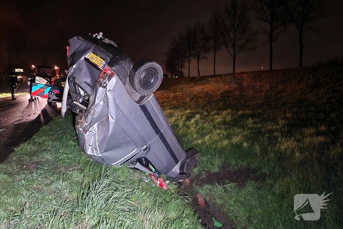 Automobilist crasht de greppel in
