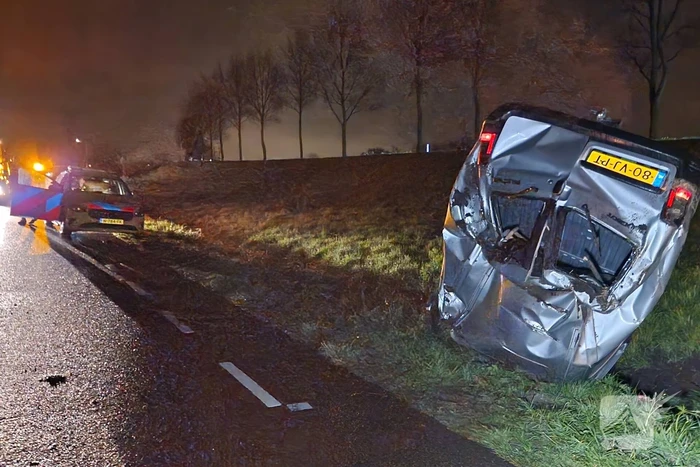Automobilist crasht de greppel in