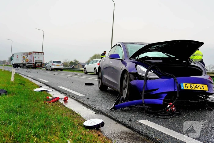 Ravage na botsing tussen auto en vrachtwagen