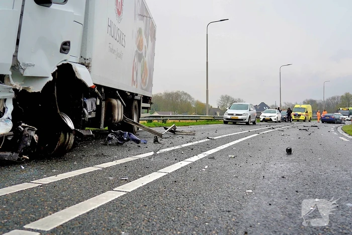 Ravage na botsing tussen auto en vrachtwagen