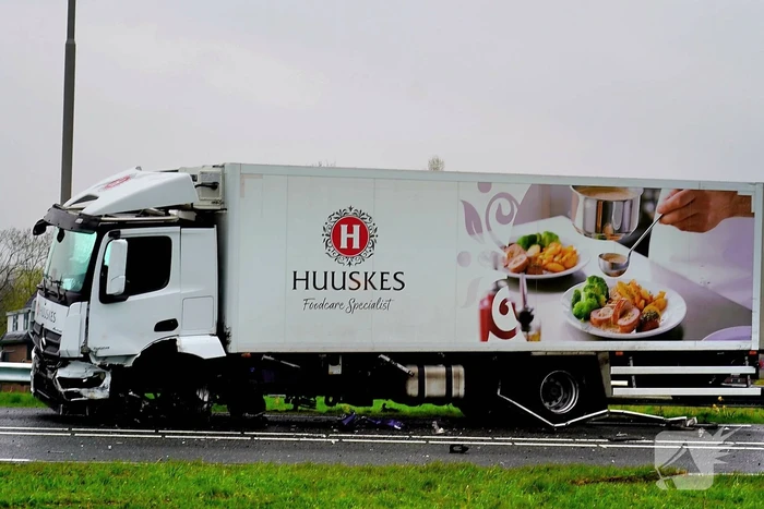 Ravage na botsing tussen auto en vrachtwagen