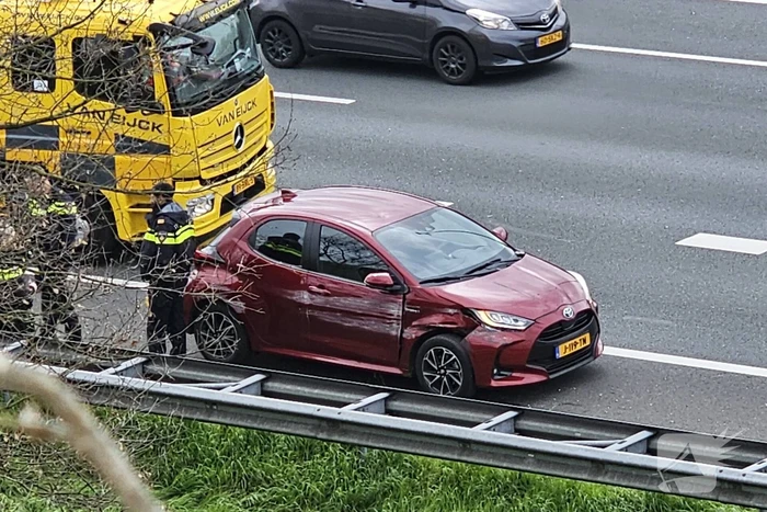Automobilist duikt de vanrail in