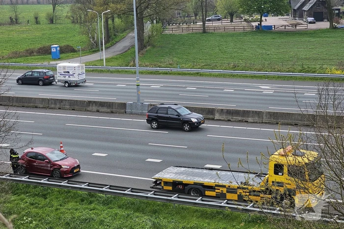 Automobilist duikt de vanrail in