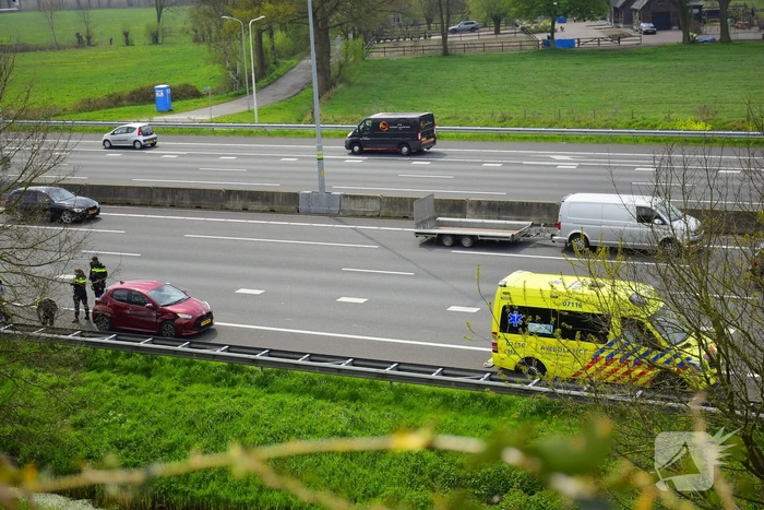 Automobilist duikt de vanrail in