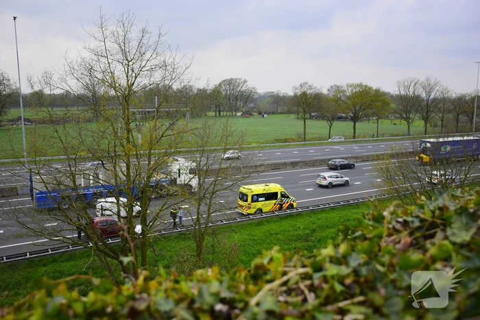 Automobilist duikt de vanrail in