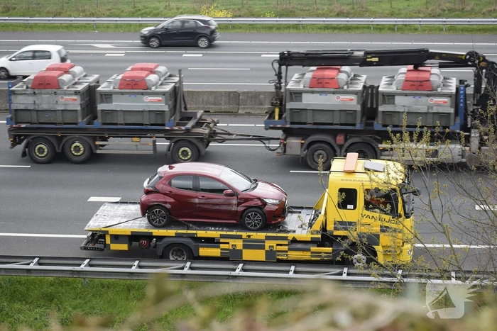 Automobilist duikt de vanrail in