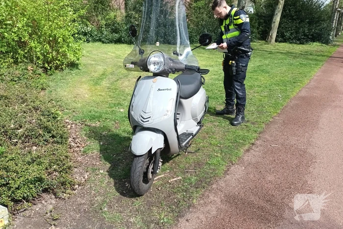 Scooterrijder geschept door automobilist
