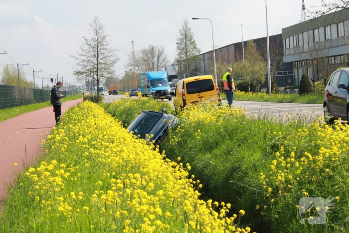 Auto belandt in naastgelegen sloot