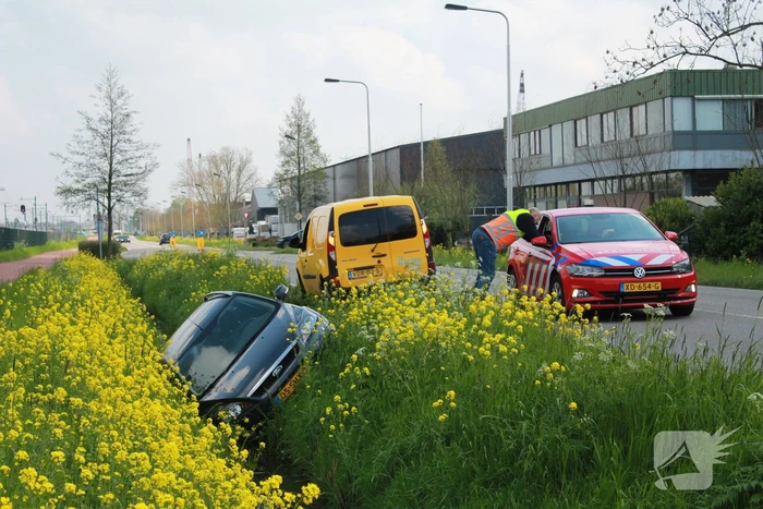 Auto belandt in naastgelegen sloot