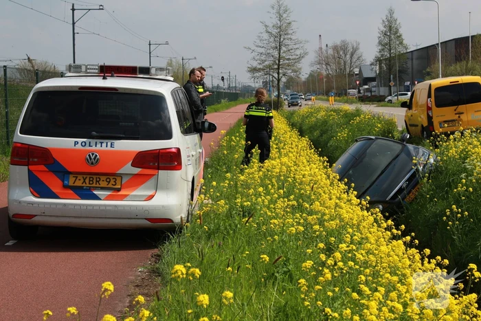 Auto belandt in naastgelegen sloot