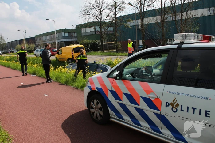 Auto belandt in naastgelegen sloot