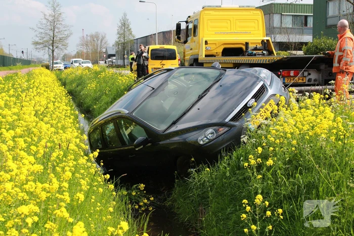 Auto belandt in naastgelegen sloot