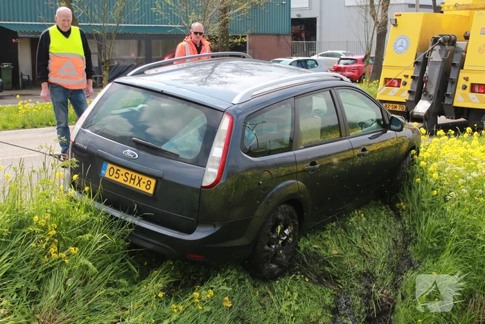 Auto belandt in naastgelegen sloot