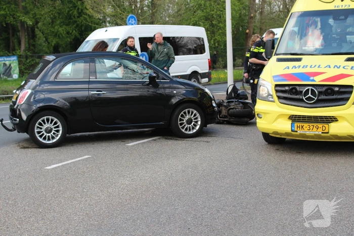 Brommerrijder en opzittende gaan onderuit bij botsing met auto