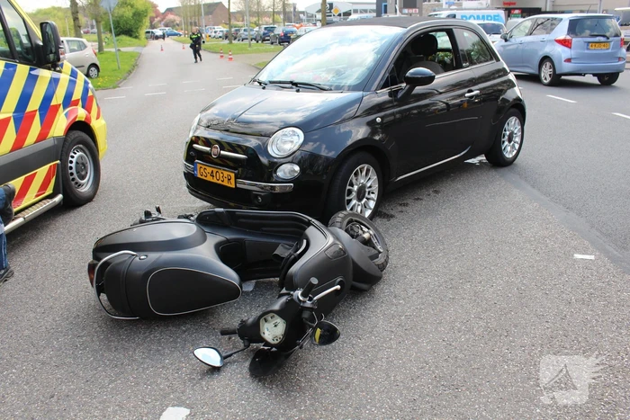 Brommerrijder en opzittende gaan onderuit bij botsing met auto
