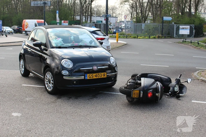 Brommerrijder en opzittende gaan onderuit bij botsing met auto