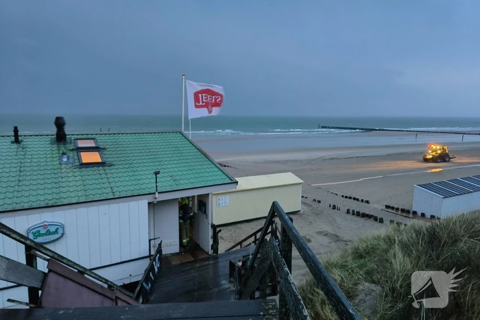 Nacontrole in strandpaviljoen na blikseminslag