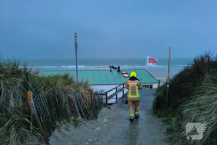Nacontrole in strandpaviljoen na blikseminslag