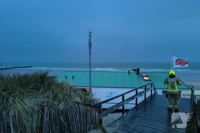 Nacontrole in strandpaviljoen na blikseminslag