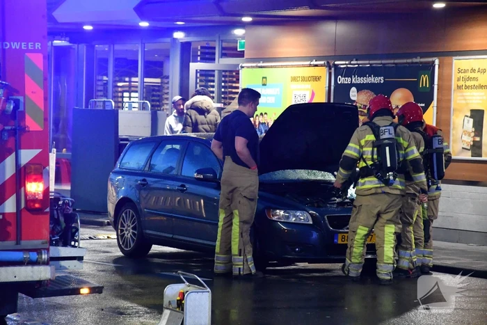 Automobiliste stopt voor rook onder motorkap