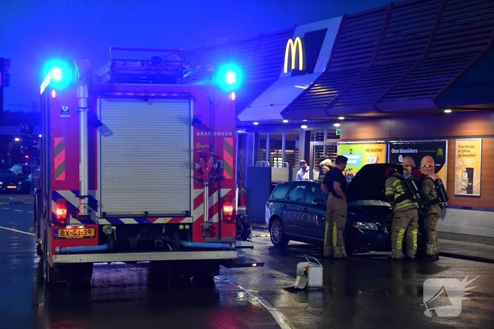 Automobiliste stopt voor rook onder motorkap