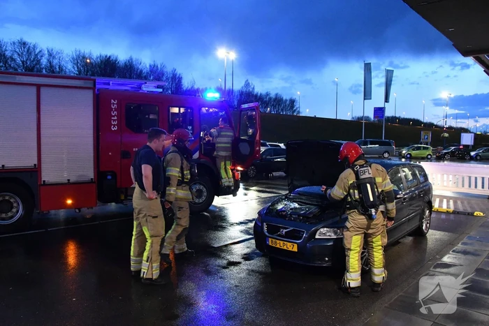 Automobiliste stopt voor rook onder motorkap