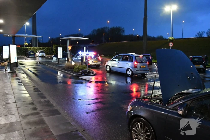 Automobiliste stopt voor rook onder motorkap