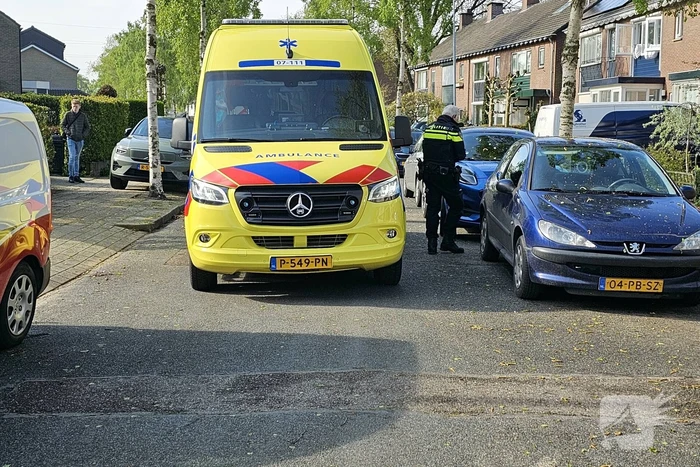 Vrouw klem tussen portier, bestuurder doorgereden