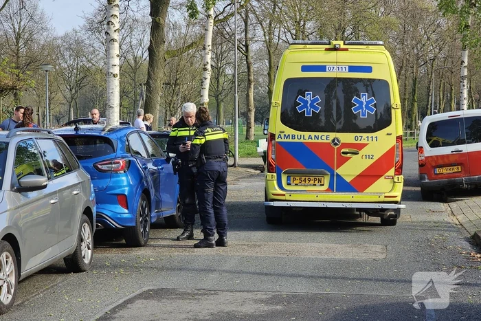 Vrouw klem tussen portier, bestuurder doorgereden