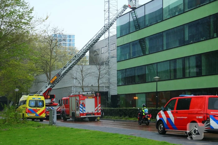 Persoon ademt rook in bij brand