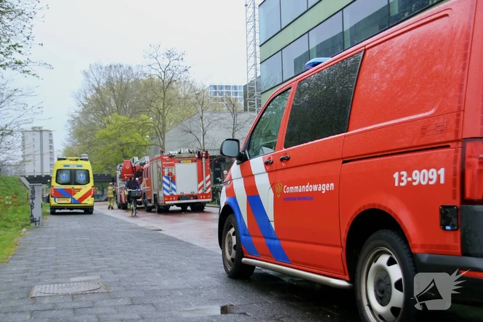 Persoon ademt rook in bij brand