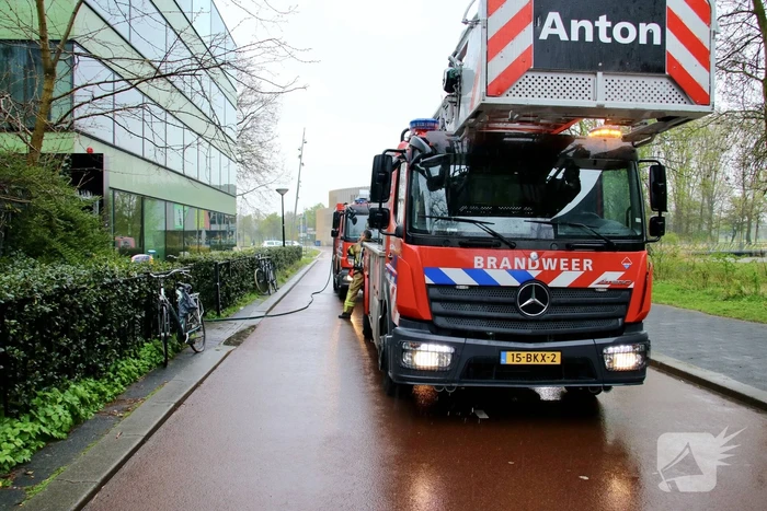 Persoon ademt rook in bij brand