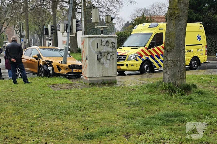 Gewonde nadat automobilist op lantaarnpaal klapt