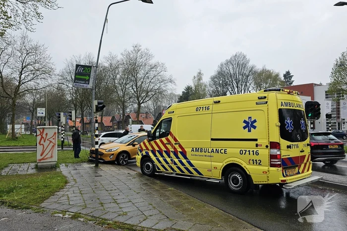 Gewonde nadat automobilist op lantaarnpaal klapt