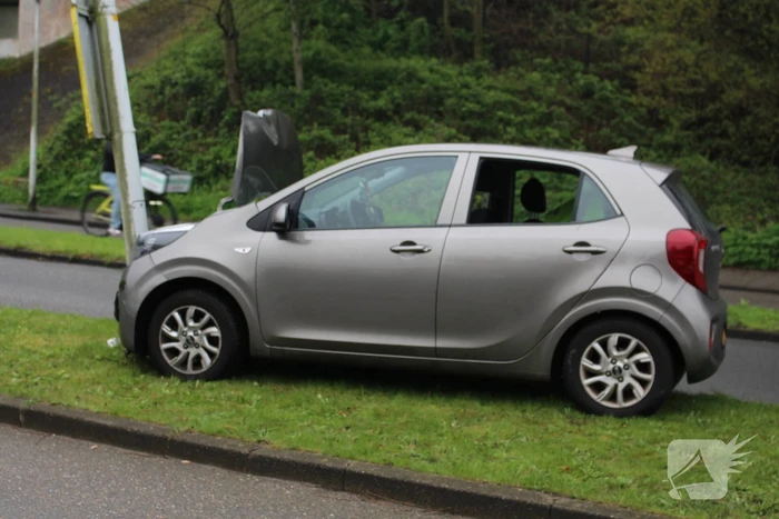 Automobilist botst tegen lantaarnpaal